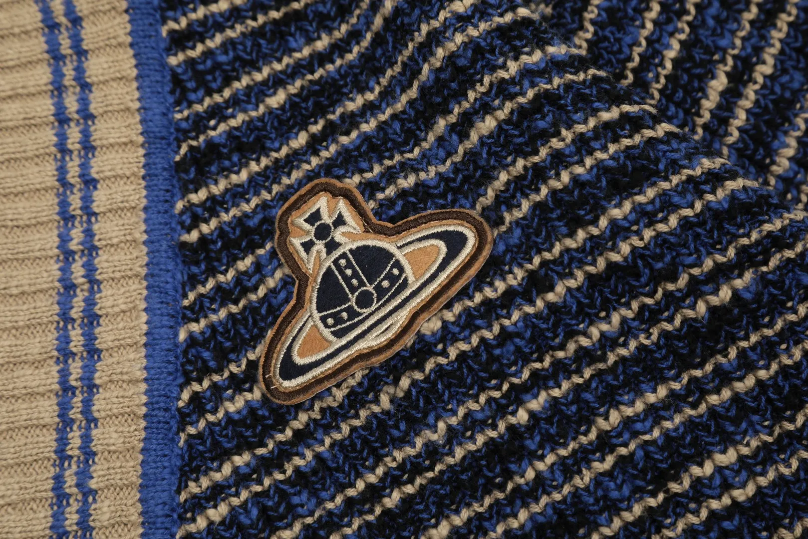 VIVI123 vivienne west wood Tokyo limited show in October 24 is coming. Really good-looking. 5 colors of different threads interlaced and woven. Embroidered logo LoGo icon. Big letter buttons. West Queen Vivienne heavy industry show limited cardigan. Knitted sweater wool. 2024 autumn latest style. Size: S -M- L. Color: brown, blue and purple.